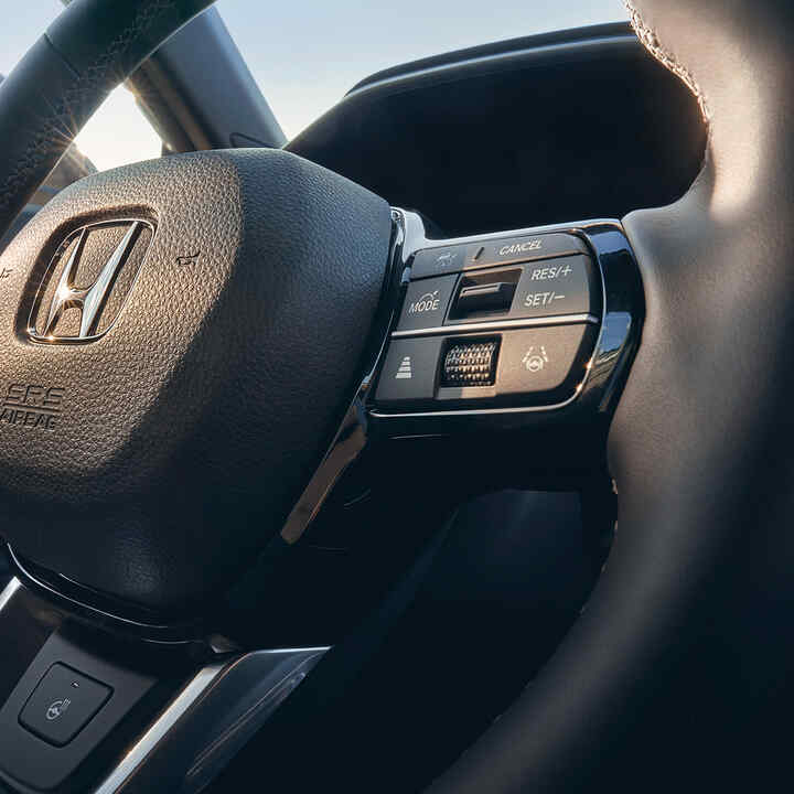 Nærbillede af Honda CR-V Plug-in Hybrid SUV'ens opvarmede læderrat.
