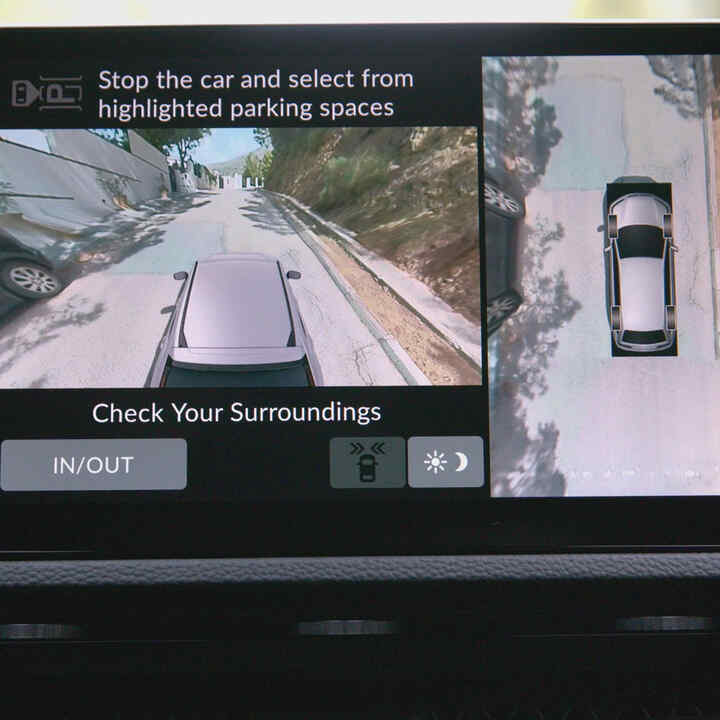 Nærbillede af Honda CR-V Plug-in Hybrid SUV Parking Pilot-skærm.