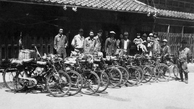 Nogle af de oprindelige Honda-medarbejdere uden for Hamamatsu-fabrikken i 1948.