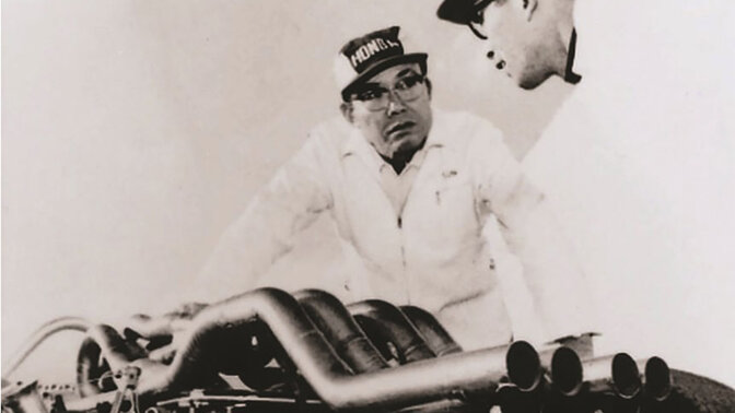Soichiro Honda, der arbejder på en racerbil.