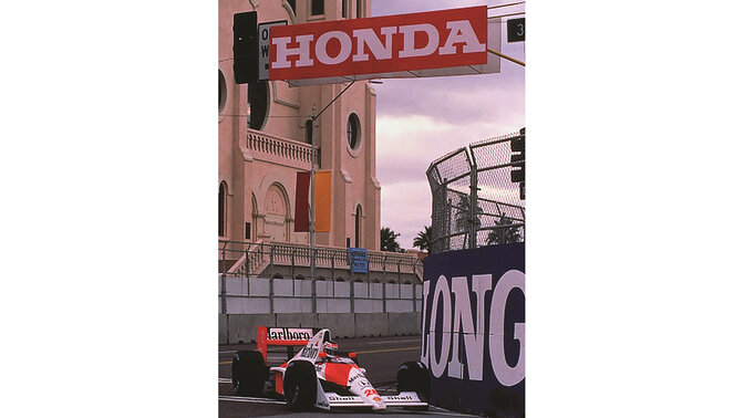 McLaren-Honda Formel 1-bil på banen, set skråt forfra.