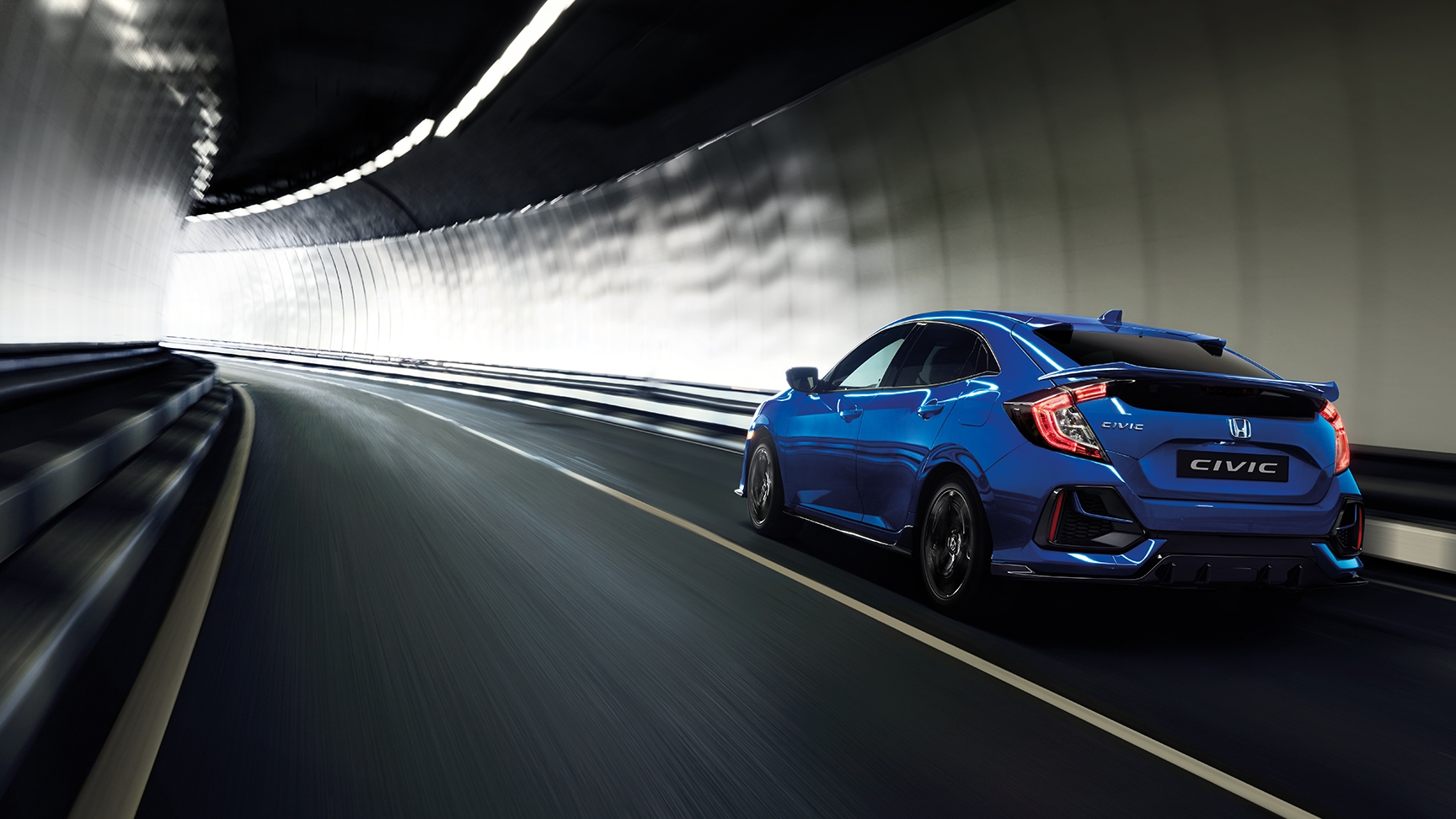 Honda Civic set skråt forfra under motorvejsbro