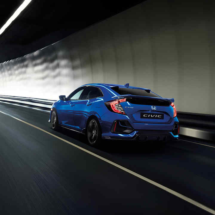 Honda Civic set skråt forfra under motorvejsbro