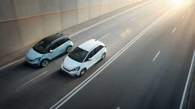 Honda Jazz og Honda Crosstar, der kører side om side