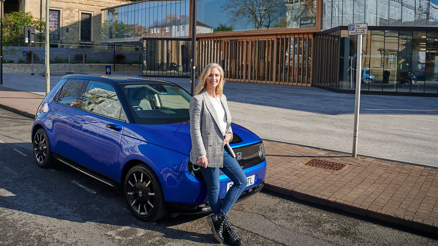 Tv-værten Hayley McQueen, der har base i England, tog Honda e på en tur rundt i den inspirerende by Oxford