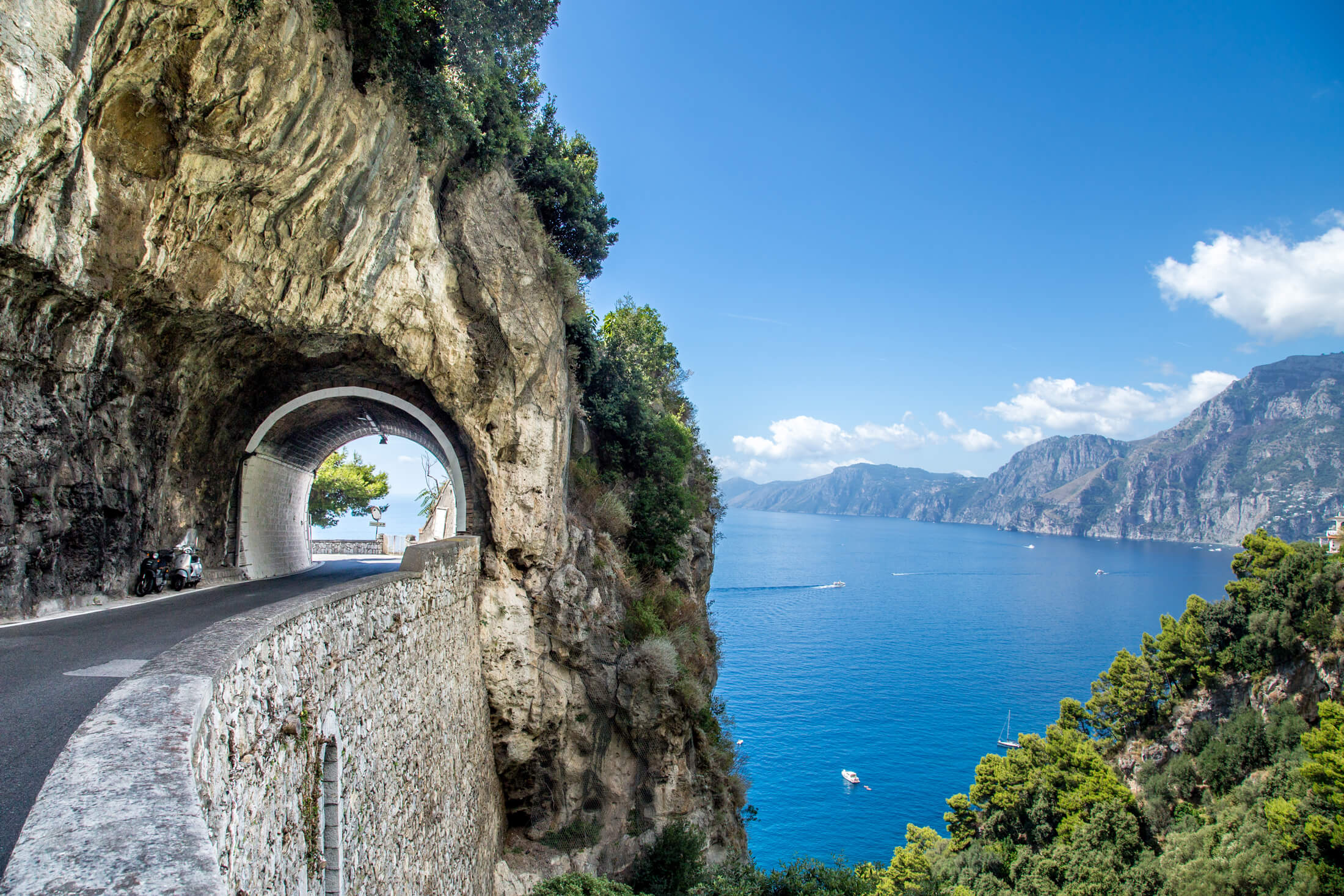 En vej skåret ind i klipperne på Italiens Amalfikyst