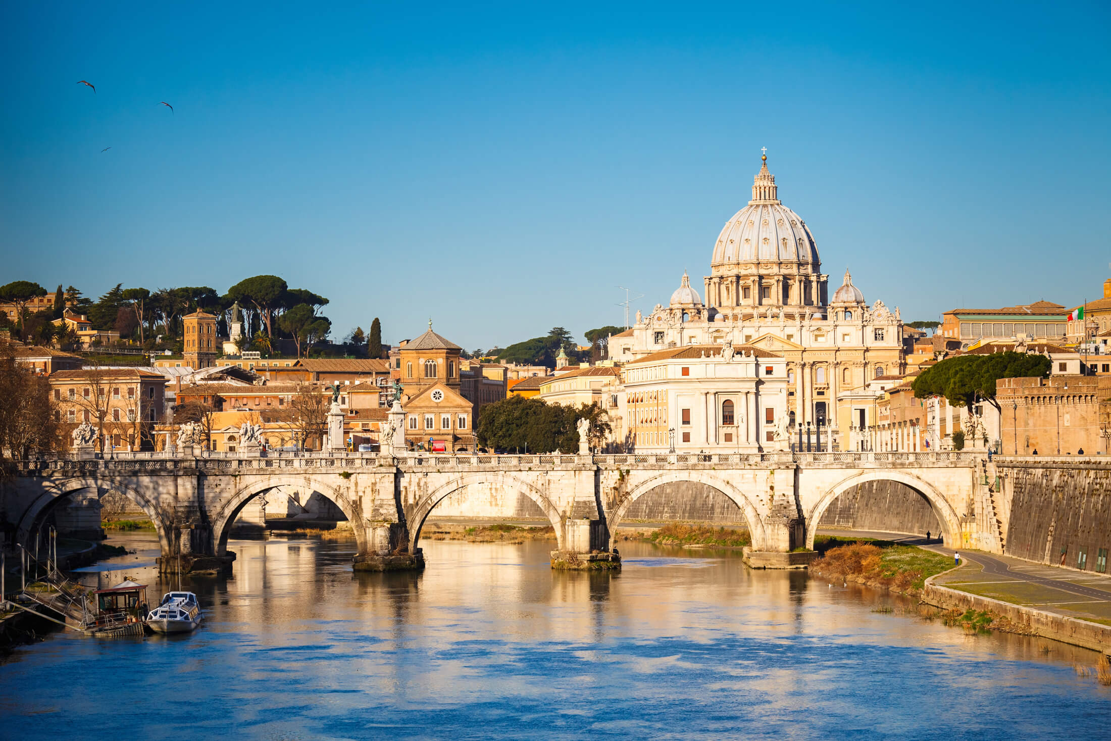 Udsigt op ad floden Tiberen til Peterskirken i Rom, Italien