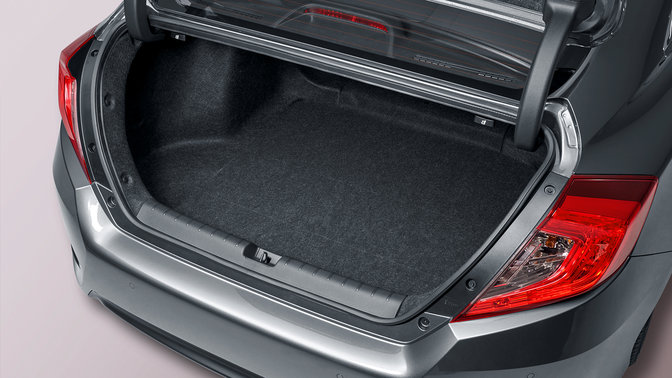 Bagagerum i Honda Civic 4-d&oslash;rs, set skr&aring;t fra siden.