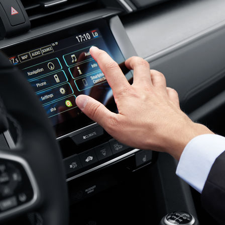 N&aelig;rbillede af infotainmentsystem i Honda Civic 4-d&oslash;rs.