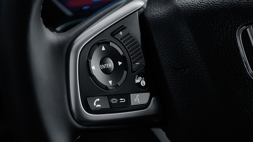 Nærbillede af førerinformationsdisplay i Honda Civic 4-dørs.