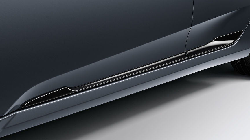 Nærbillede af pyntelister nederst på dørene i sort på Honda Civic 4-dørs.