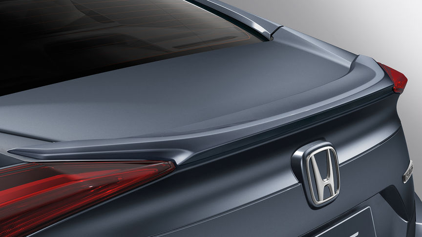 Nærbillede af hækspoiler på Honda Civic 4-dørs.