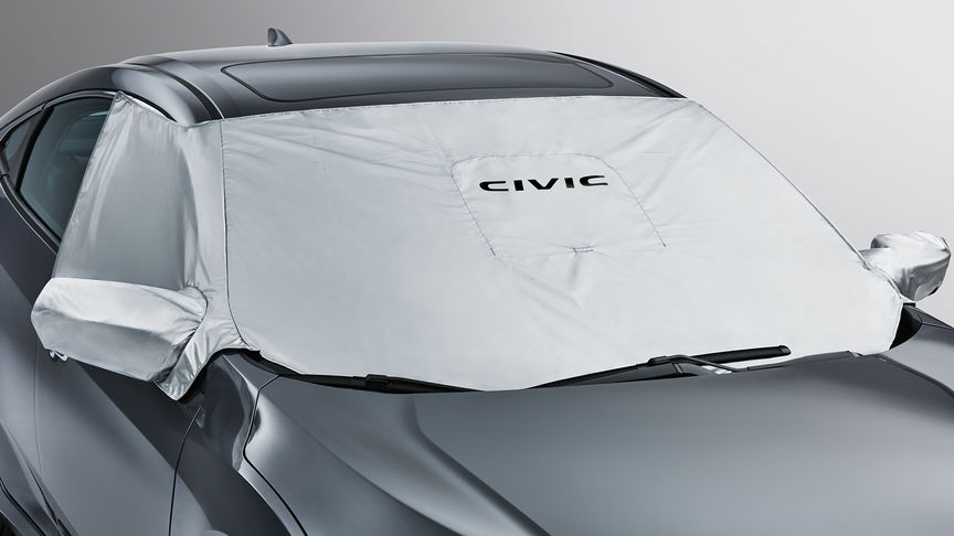 Honda Civic 4-dørs med forrudedækken, set skråt forfra.