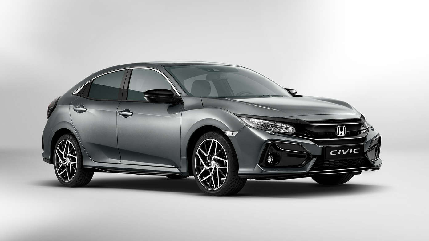 Honda Civic 5-dørs med Black Line-pakke, set skråt forfra.