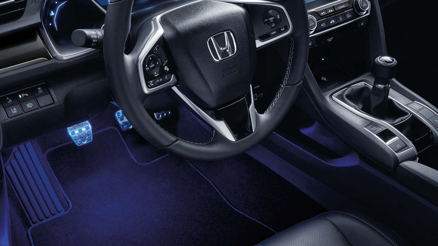 Interiør i Honda Civic 5-dørs med belysningspakke, set forfra.