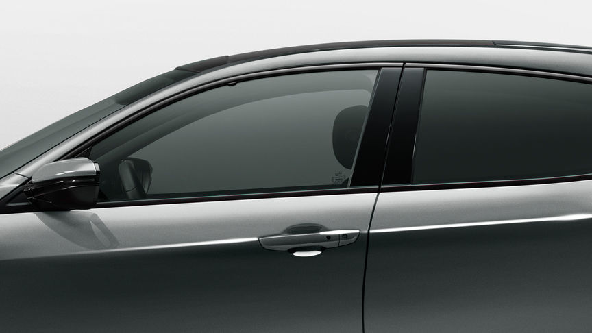 Nærbillede af Honda Civic 5-dørs for- og bagrude, set fra venstre side.