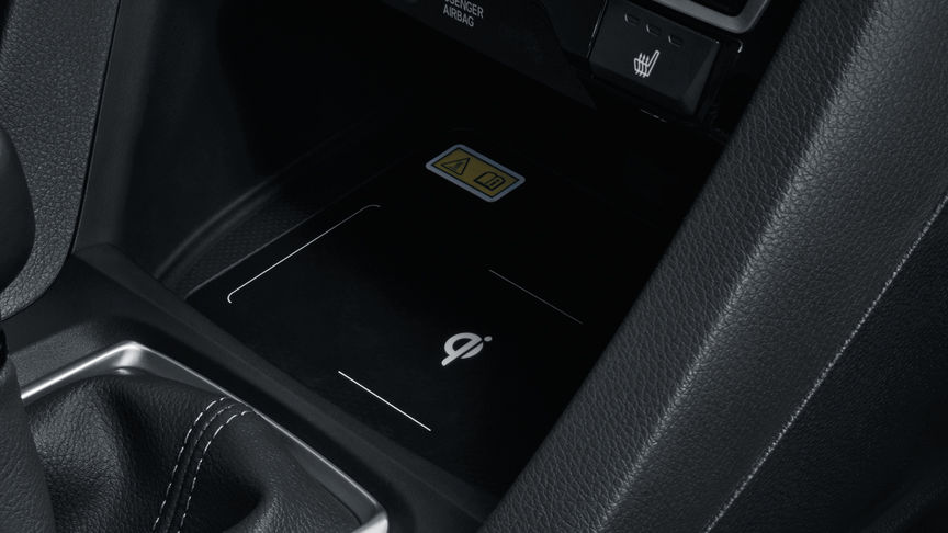 Interiør i Honda Civic 5-dørs med trådløs telefonoplader.