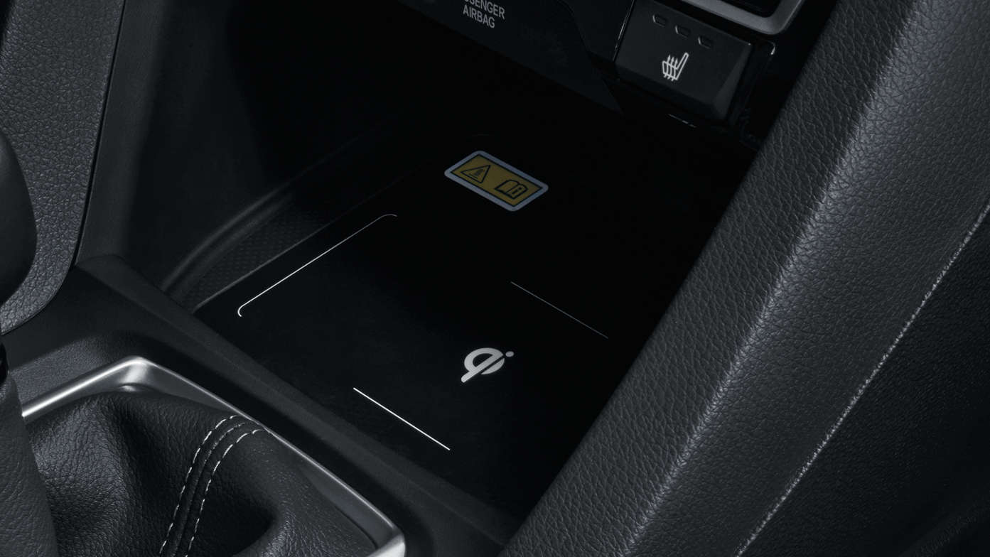 Interiør i Honda Civic 5-dørs med trådløs telefonoplader.