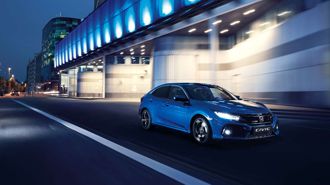 Honda Civic, set skråt forfra. I byen.
