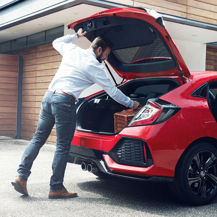 Billede af bagagerum på Honda Civic, set skråt bagfra.
