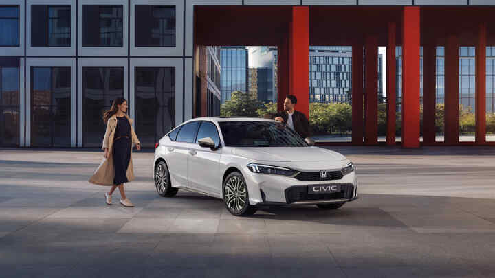 Folk, der går til en Civic Hybrid.