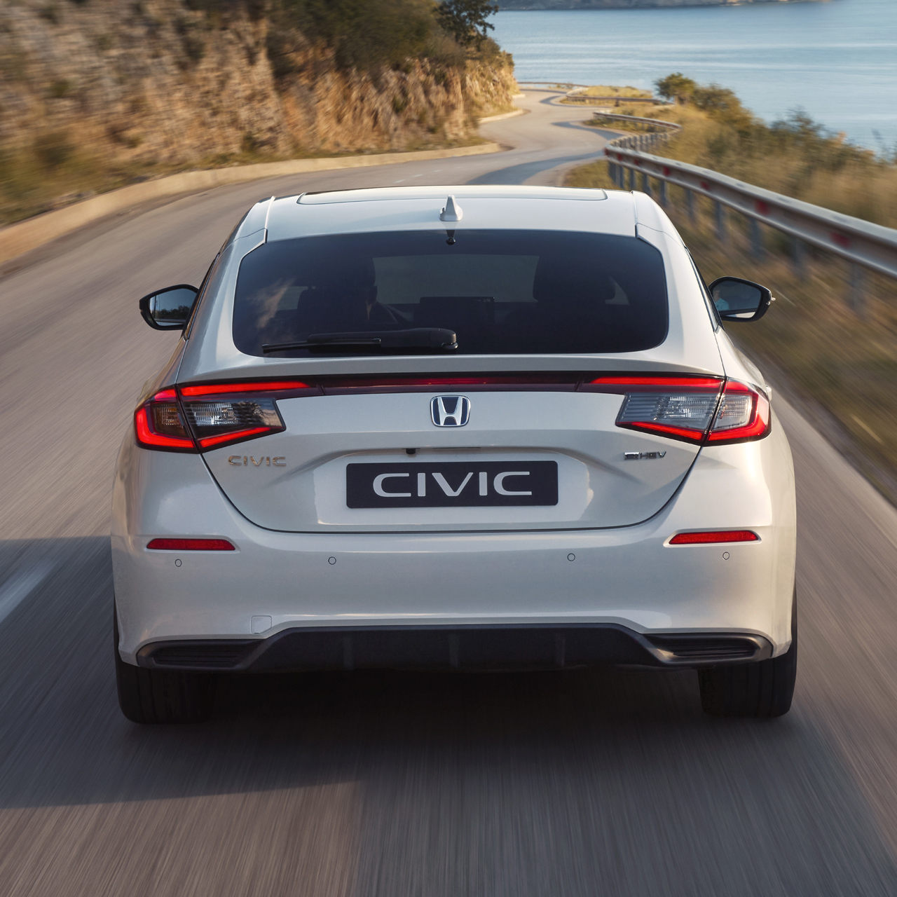 Nærbillede af Honda Civic Hybrids bagside i bevægelse på en motorvej.