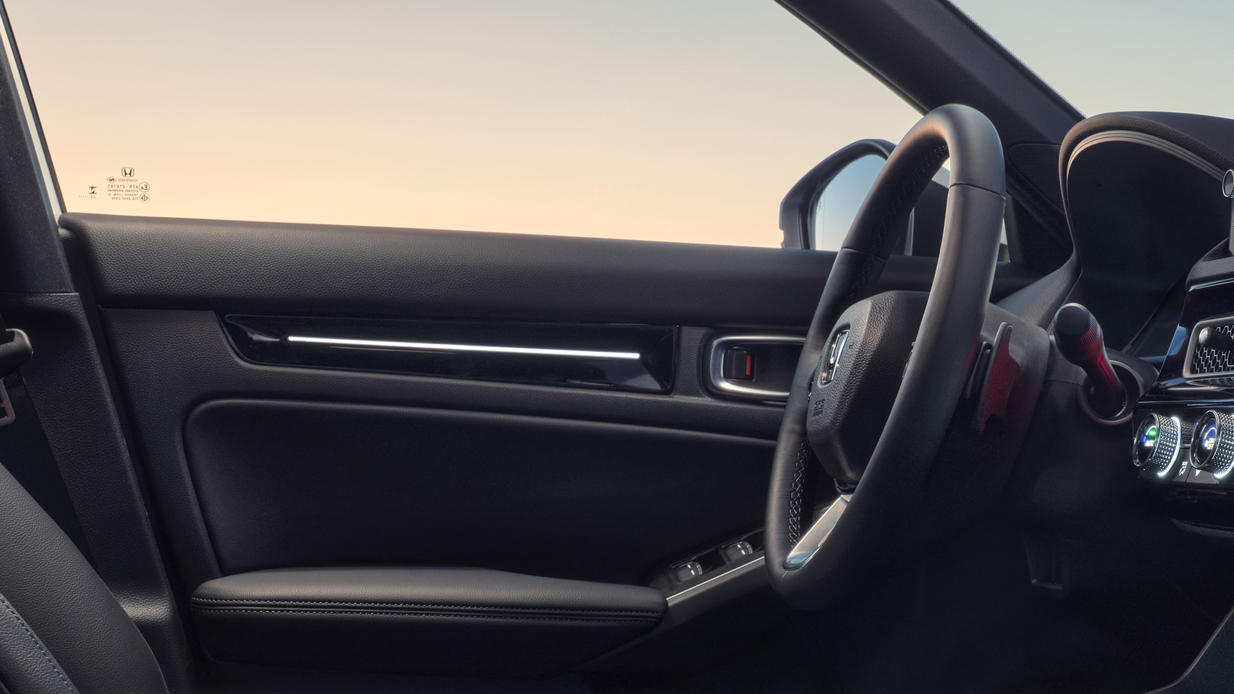 Interiøret i Civic Hybrid med fokus på ambientebelysningspanelet.