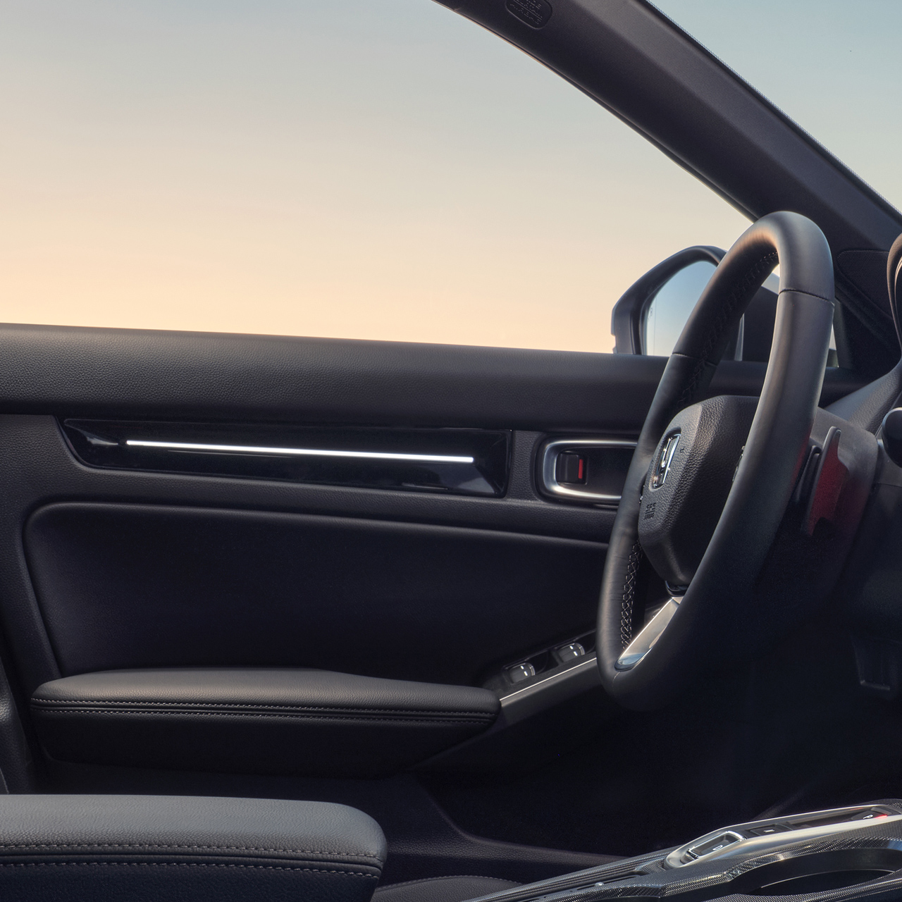 Interiøret i Civic Hybrid med fokus på ambientebelysningspanelet.