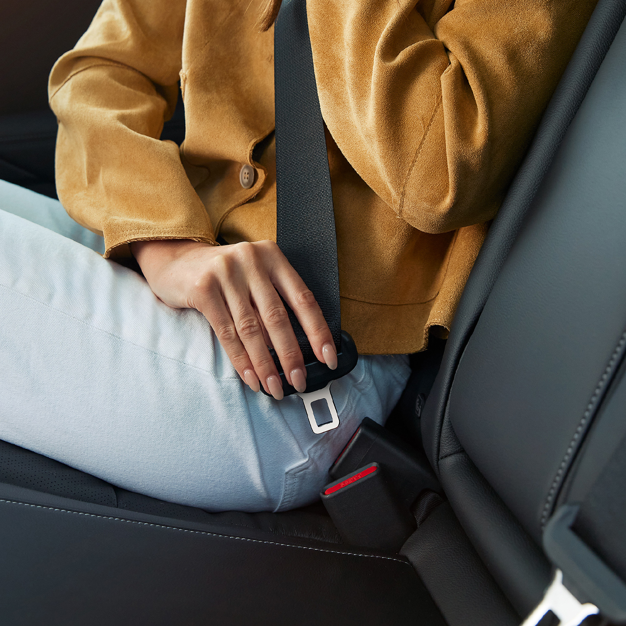 En person, der spænder sin sikkerhedssele i Honda Civic Hybrid.