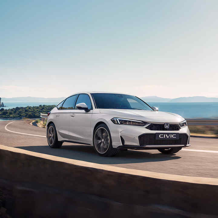 Honda Civic Hybrid, på en naturskøn motorvejsrute.