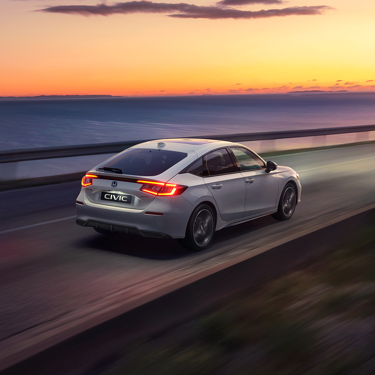 Civic Hybrid-bil kører i solnedgangen.