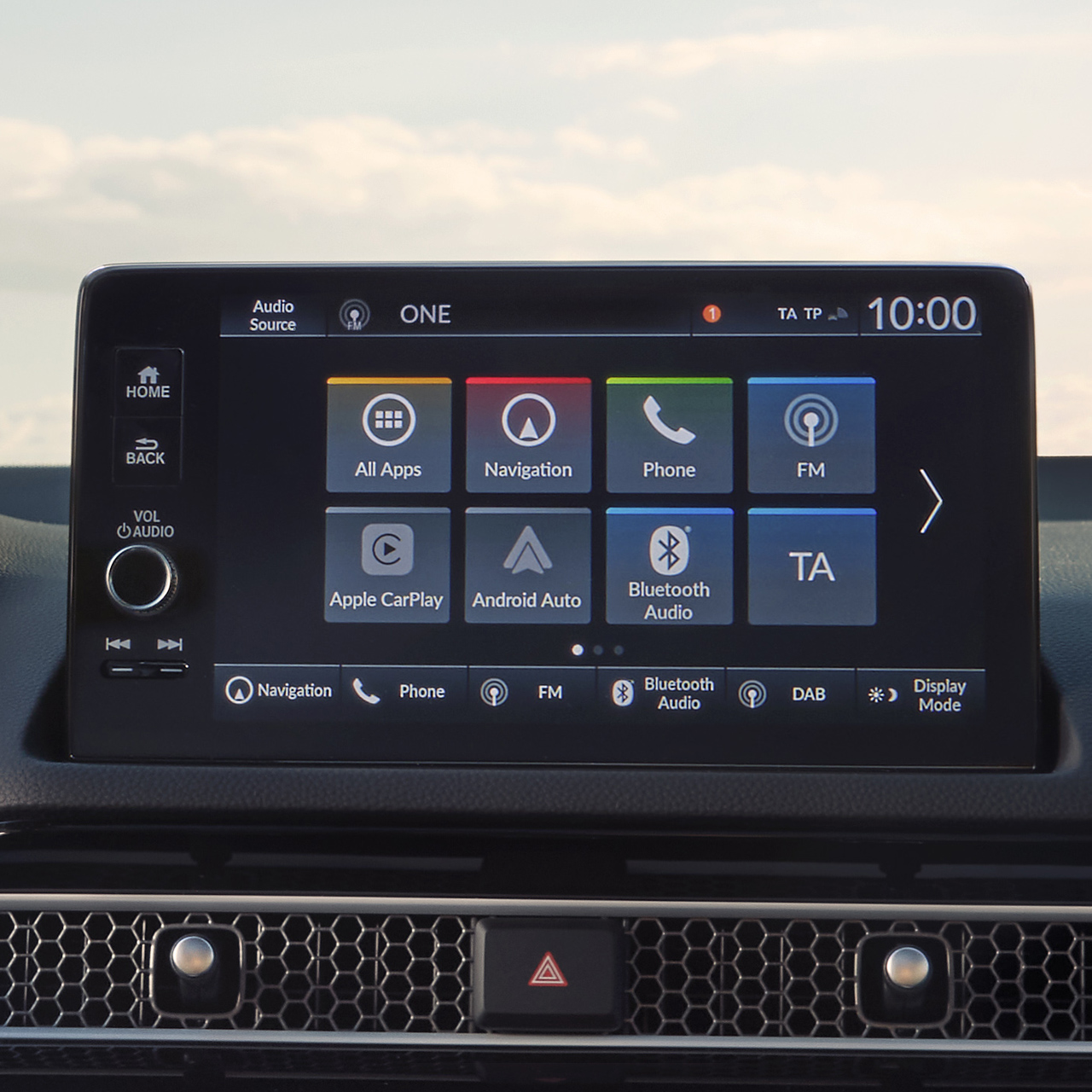 Interiøret i Civic Hybrid med fokus på touchskærmen.