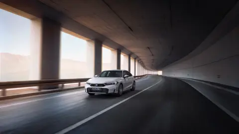 Civic Hybrid-bil kører gennem en gade.