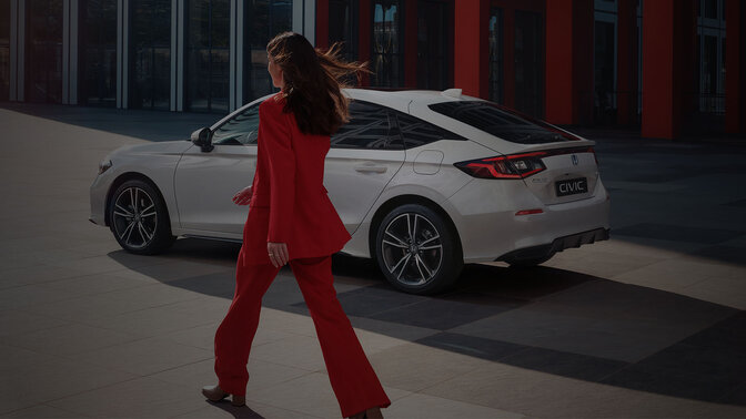 Dame går hen til en Civic Hybrid