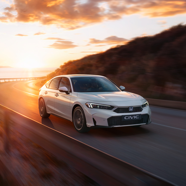 Honda Civic Hybrid kører på motorvej.