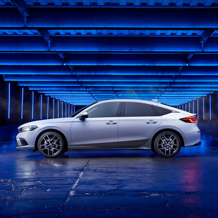 Honda Civic e:HEV set fra siden parkeret i en sidegade.