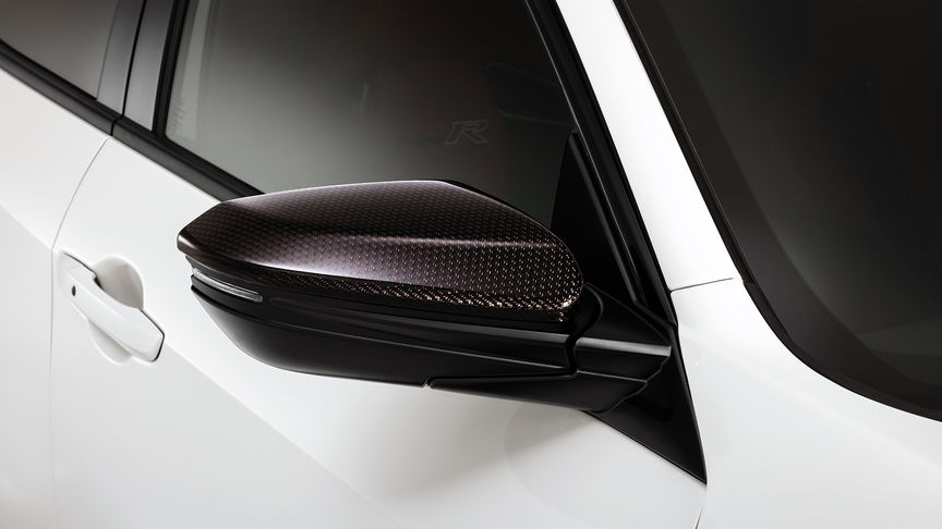 Nærbillede af spejlkapper i kulfiber på Honda Civic Type R.