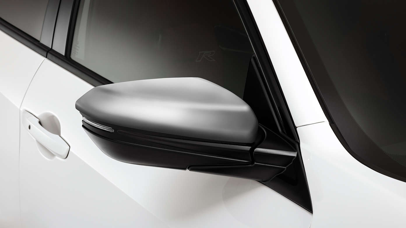 Nærbillede af spejlkapper i Premium Silver på Honda Civic Type R.