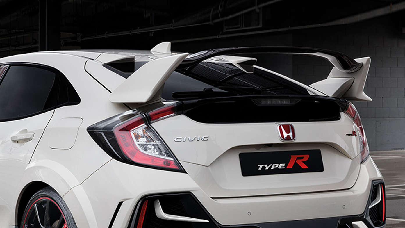 Nærbillede af bagvinge i kulfiber på Honda Civic Type R.