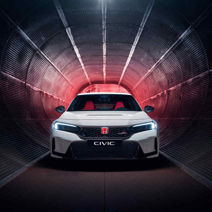 Frontvendt Honda Civic Type R parkeret i en tunnel. 