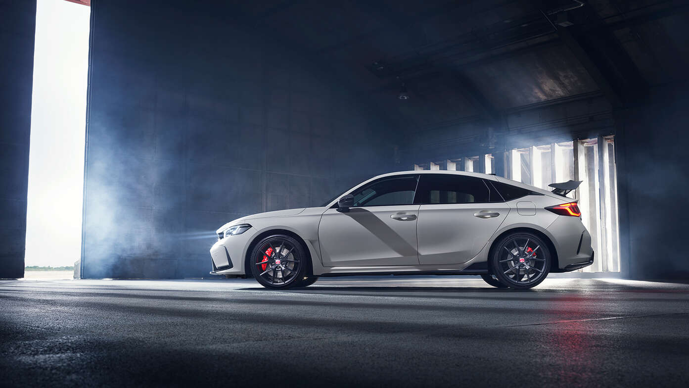 Sidevendt Honda Civic Type R i en tunnel.