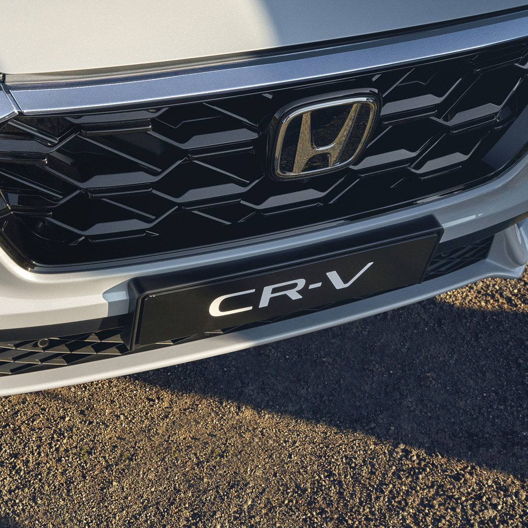 Nærbillede af kølergitteret på Honda CR-V Plug-in Hybrid.