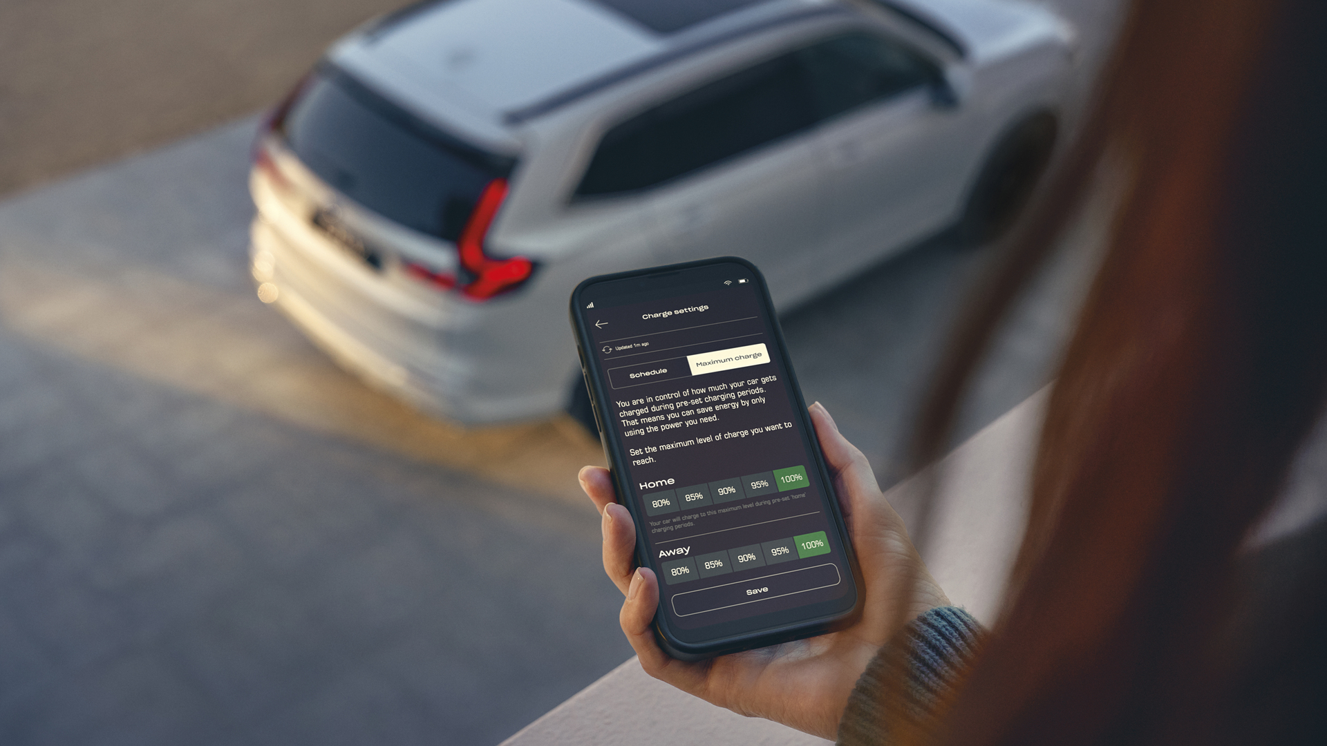 Nærbillede af model, der bruger My Honda+ app.