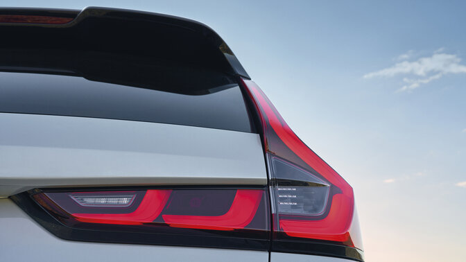 CR-V Plug-in Hybrid SUV-bil i bjergområder set bagfra.