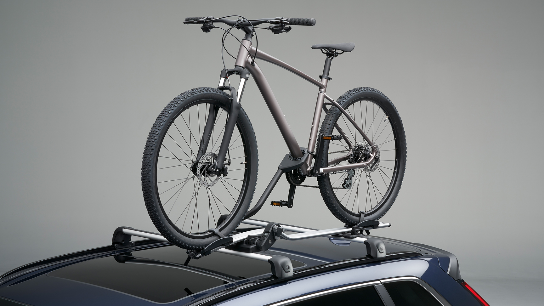Nærbillede af Thule cykelholder ovenpå Honda CR-V Plug-in Hybrid SUV.