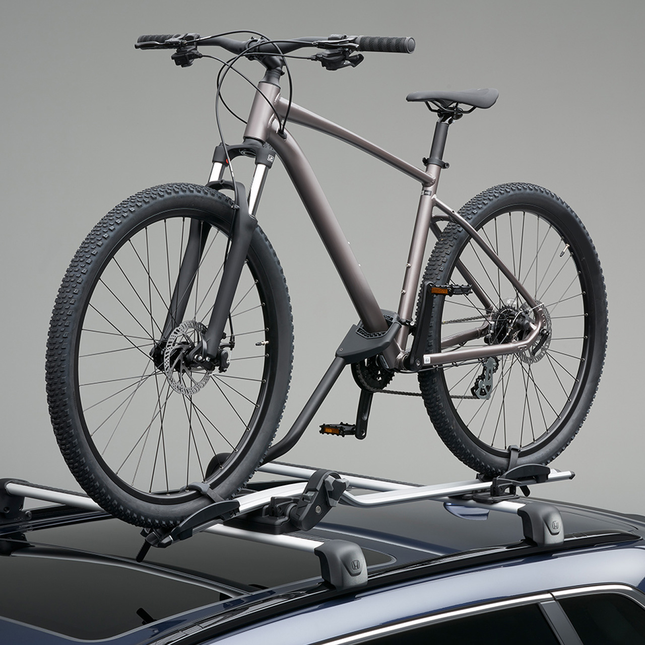 Nærbillede af Thule cykelholder ovenpå Honda CR-V Hybrid.