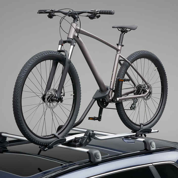 Nærbillede af Thule cykelholder ovenpå Honda CR-V Plug-in Hybrid SUV.