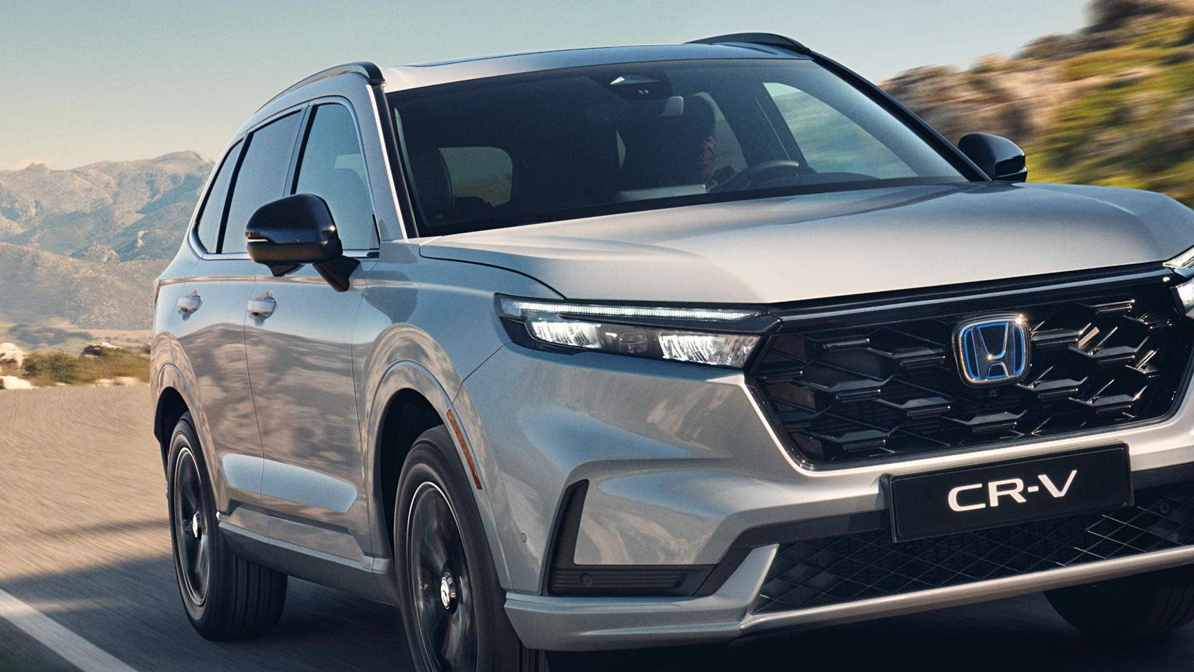 Honda CR-V Plug-in Hybrid SUV, set skråt forfra i bjergområde.