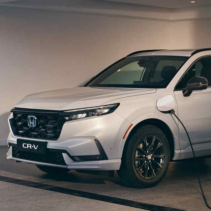 Nærbillede af Honda CR-V Plug-in Hybrid SUV Power Charger.