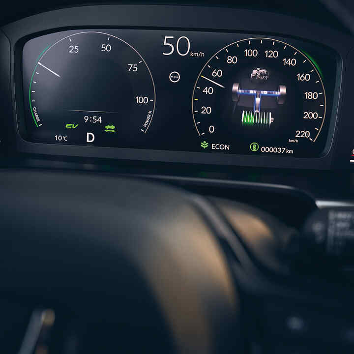 Nærbillede af Honda CR-V Plug-in Hybrid SUV digitale førerdisplay.